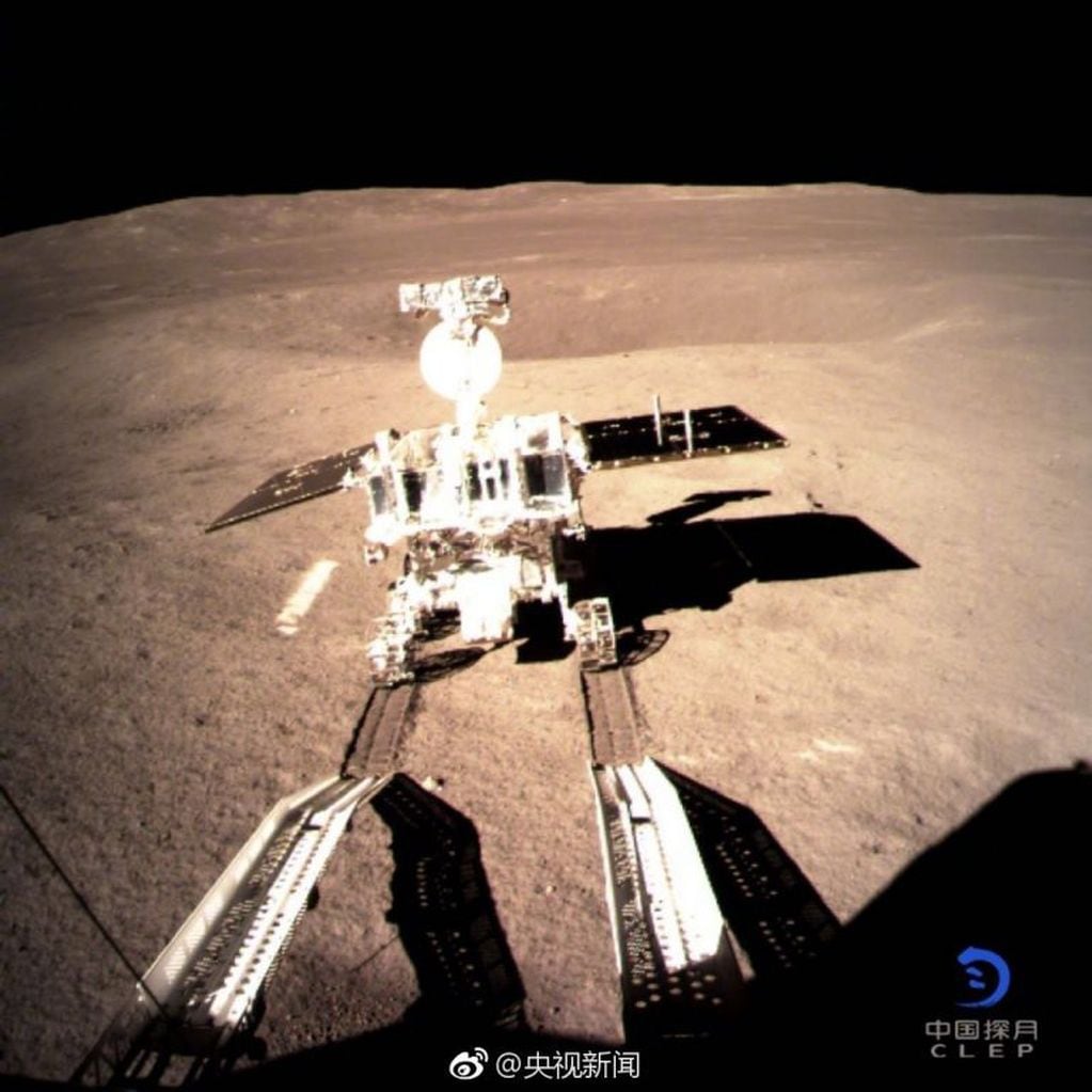 El explorador lunar de China, Yutu-2, ha empezado a explorar el terreno en el lugar de aterrizaje de la misión Chang'e 4 de la cara oculta de la Luna. Crédito: CNSA.