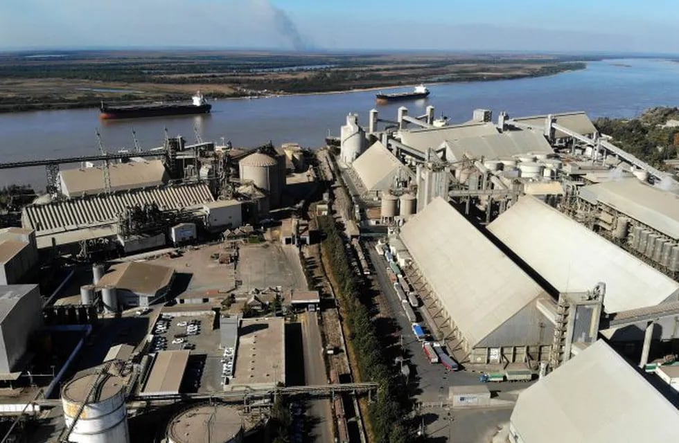 Aerial view of Vicentin agro exporter company on the banks of the Parana river in San Lorenzo, Santa Fe province, Argentina, on June 10, 2020. - Argentine President Alberto Fernandez announced on June 8 the nationalisation of soy giant Vicentin, which was the country's largest grain exporter until it entered a crisis at the end of last year. (Photo by GUSTAVO SAITA / AFP)