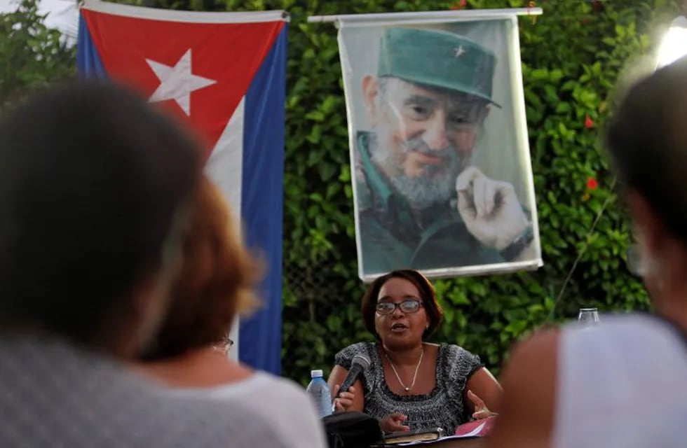 Asamblea de discusión en un barrio de La Habana por el proceso de consulta popular, por tres meses (Web)