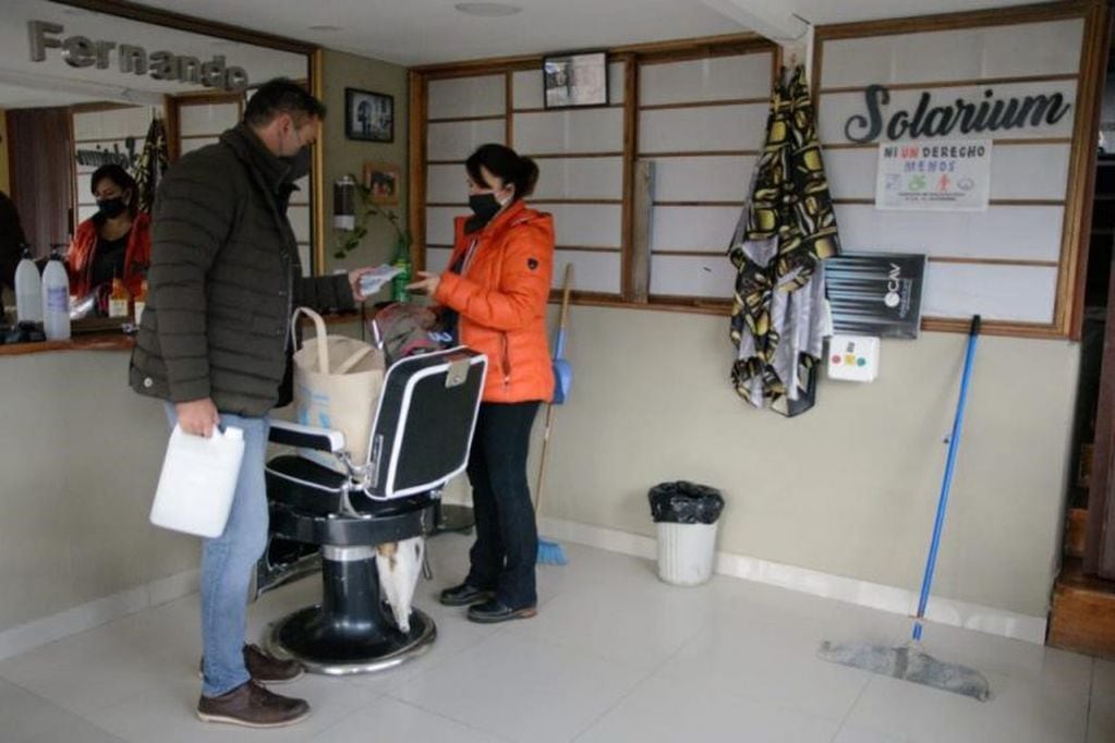 Entrega de kits sanitizantes a comerciantes de Ushuaia.