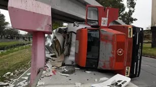 Camión volcado en Costanera