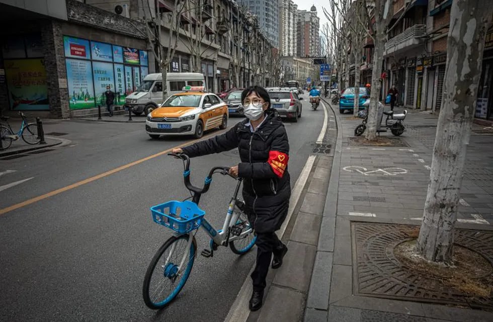 Una mujer usa máscara en Wuhan, China, epicentro del coronavirus (EFE/EPA/ROMAN PILIPEY)