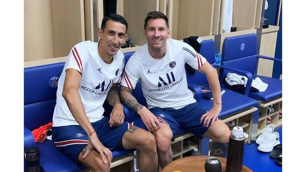 Ángel Di María y Lionel Messi en el vestuario del PSG