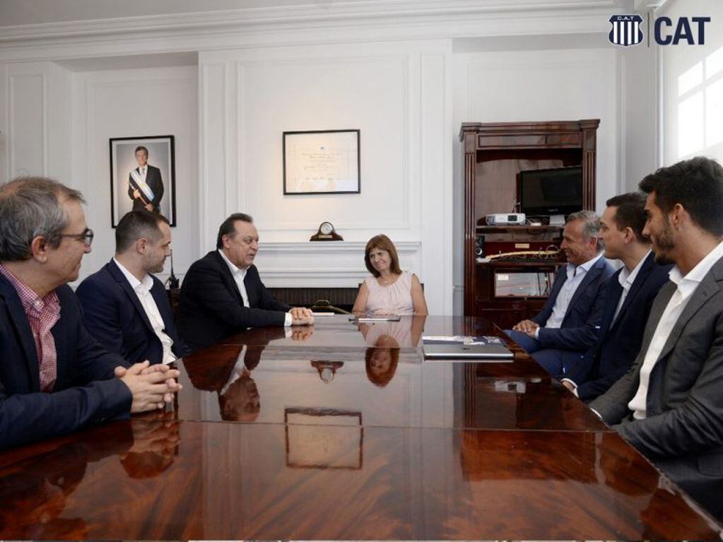 El presidente de Talleres, con Bullrich y Santos, en Buenos Aires. (Fotos prensa Talleres)