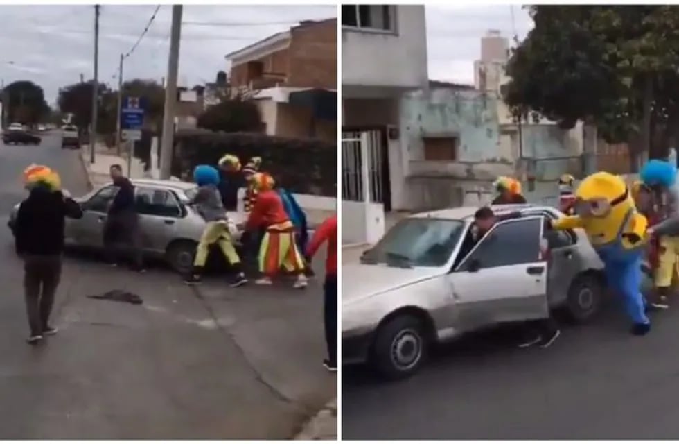 Payasos, un Minion y el Hombre Araña empujan un auto en Córdoba.