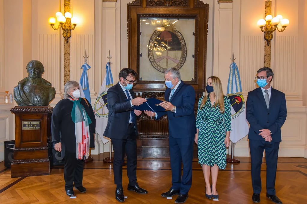El gobernador Gerardo Morales recibió al embajador de Italia en la Argentina, Fabrizio Lucentini, en el Salón de la Bandera de la Casa de Gobierno. El diplomático permaneció tres días en Jujuy.