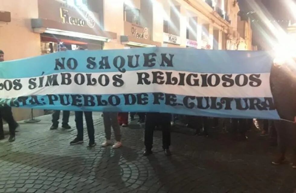 Salta: marcharon en contra del proyecto para prohibir los símbolos religiosos.  (Todo Salta Noticias)
