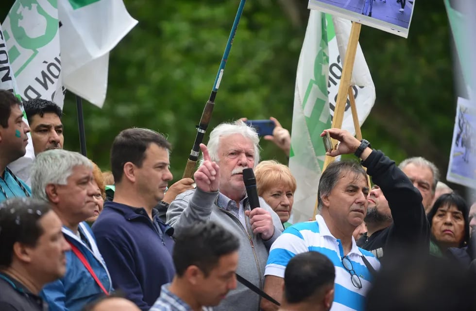 Con masiva movilización el gremio de los empleados de la Municipalidad de Córdoba (Suoem) realizó este miércoles una asamblea general frente al Palacio 6 de Julio, comandada por el secretario general Rubén Daniele.  (Nicolás Bravo / La Voz)