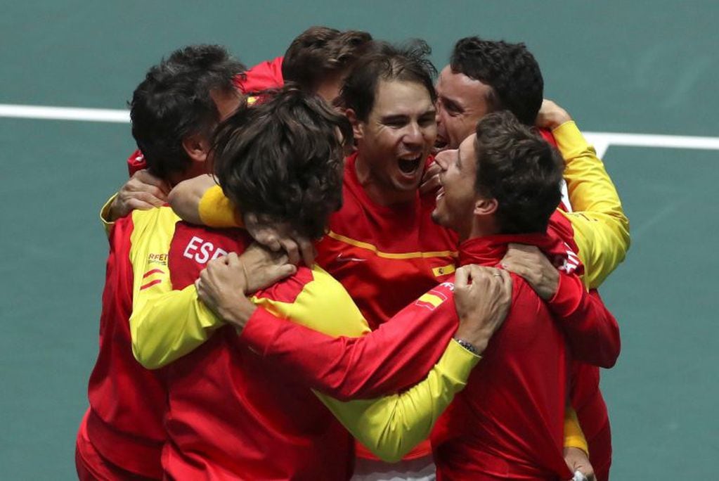 El equipo español celebra el triunfo (Foto:EFE / Kiko Huesca)