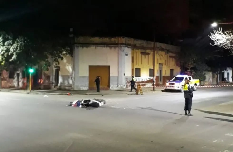 La moto en la que se trasladaba Juárez quedó tirada en el pavimento.