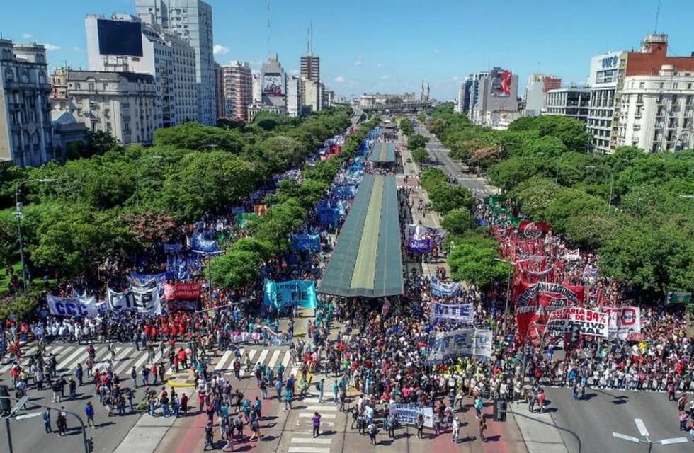 Organizaciones sociales marchan en la ciudad de Buenos Aires (Foto: Mario Quinteros/Clarín)