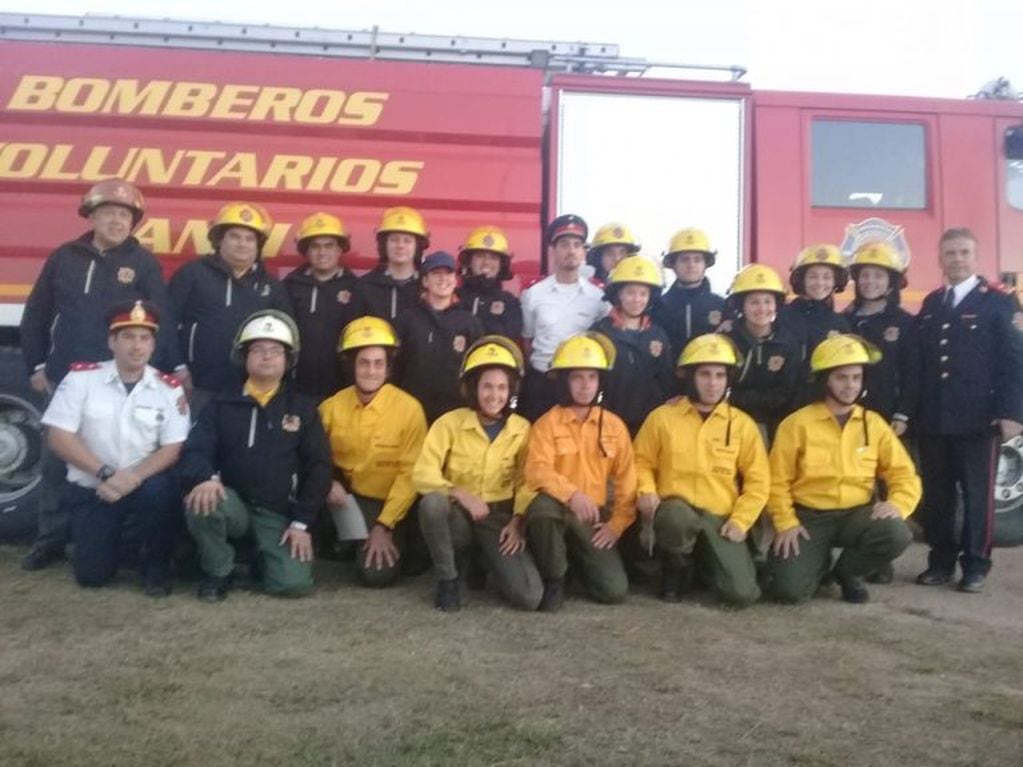 Cuerpo activo de Bomberos Voluntarios de Tanti.  (Foto: gentileza Roberto Cuello para VíaCarlosPaz).