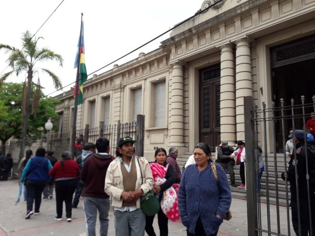 Desde las seis de la mañana electores bolivianos hicieron fila en las puertas de la Escuela Normal para cumplir con su deber cívico de votar en los comicios presidenciales convocados en su país.
