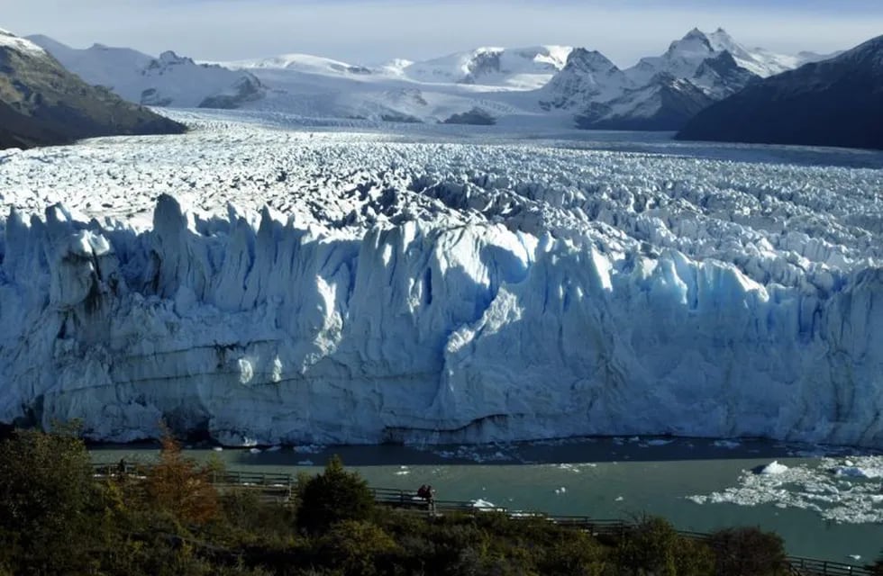 Los Glaciares se levantan imponentes sobre el Lago Argentino