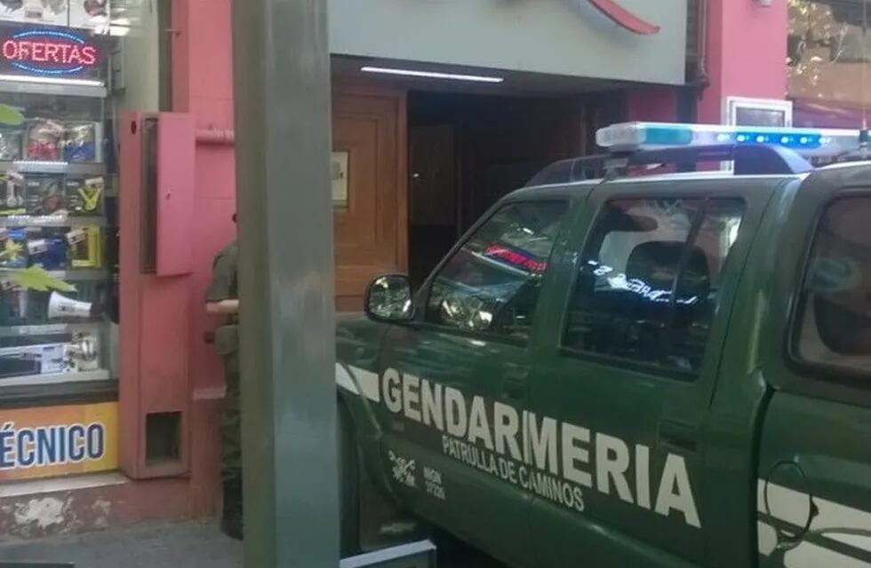 Personal de Gendarmería Nacional cumple orden del juez federal Eduardo Puigdéngolas y allana el boliche OX de San Rafael.