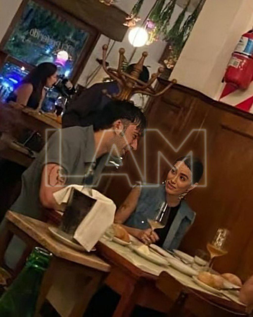 Lali Espósito y Pedro Rosemblat juntos en un restaurante.