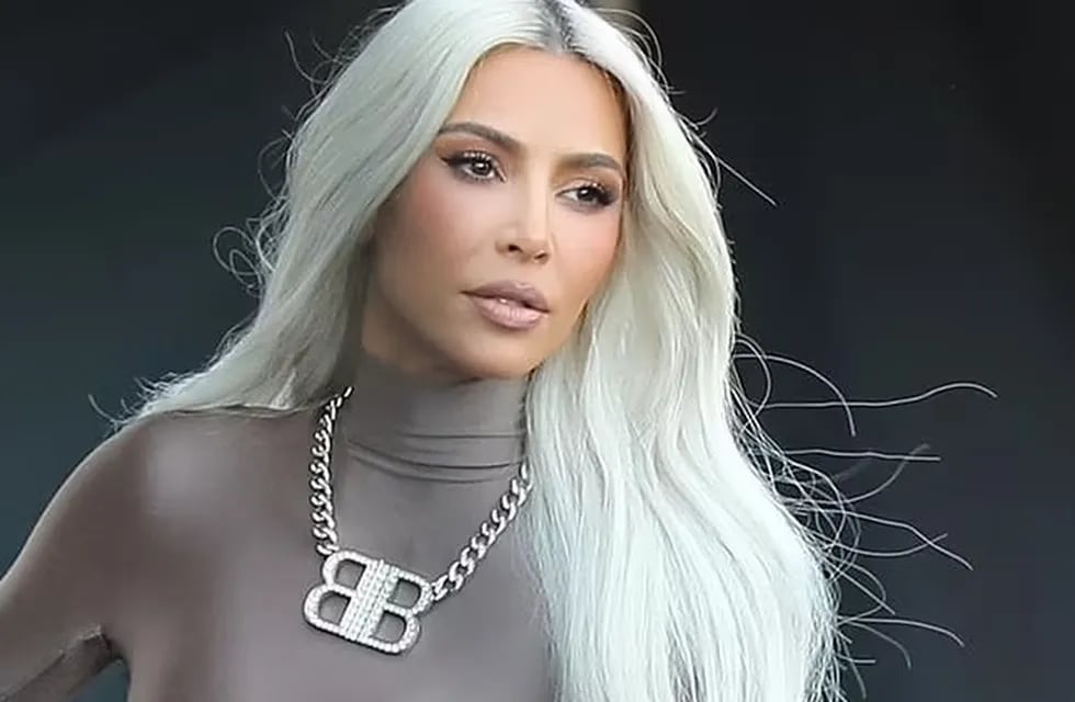 Kim Kardashian sorprendió con su look. Foto: Instagram.
