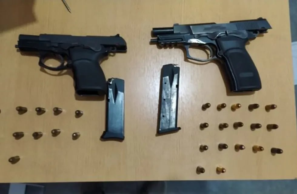 La Bersa Thunder de la Policía (a la derecha), una de las pistolas secuestradas tras el robo a la concesionaria.
