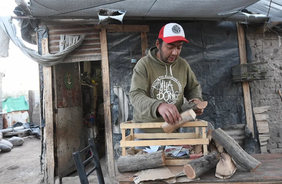 Jorge Quintero y su familia se la arreglan con lo que consiguen para calefaccionar su casa en El Algarrobal. Foto: José Gutiérrez / Los Andes