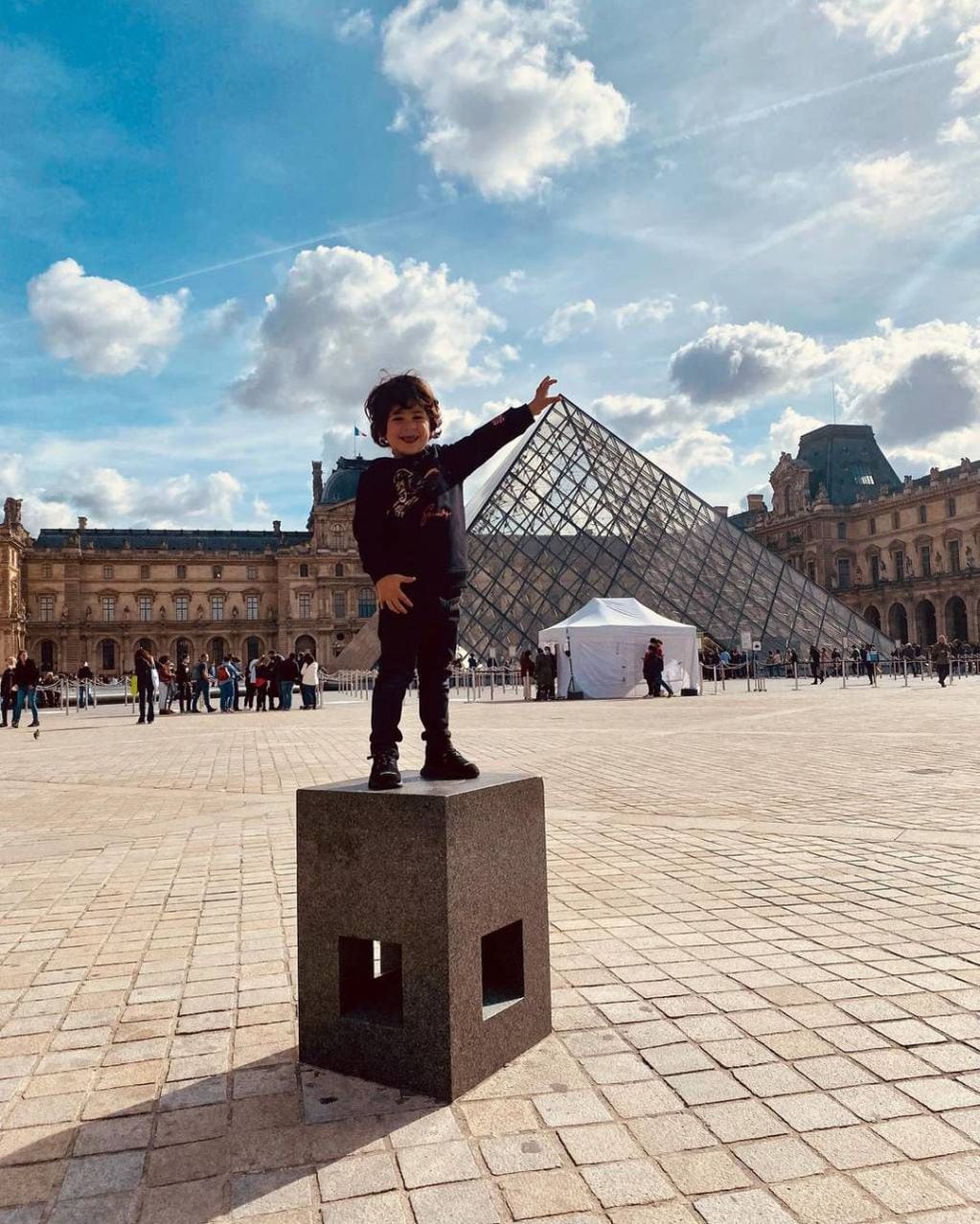 Ciro Messi posó delante de la Pirámide del Museo del Louvre.