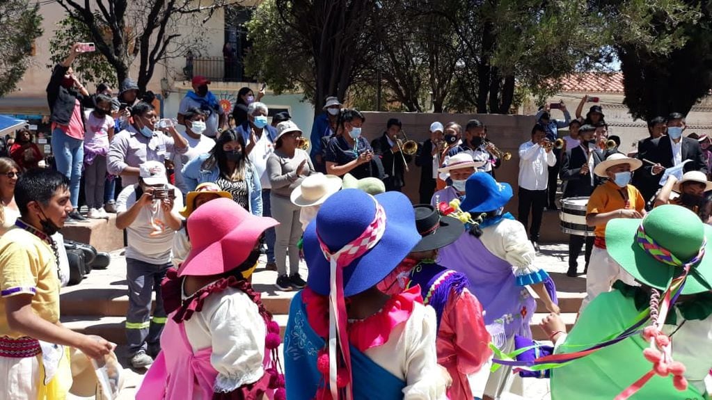 Mucha gente joven participa año tras año de la celebración del Día del Carnavalito, cada 7 de febrero en Humahuaca, Jujuy.