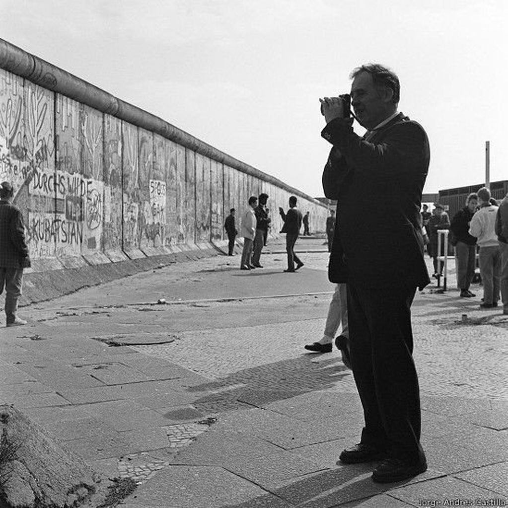 Muestra "Fisuras latentes", del fotógrafo venezolano Jorge Andrés Castillo, retrata la vida de los dos lados del muro de Berlín (Web)