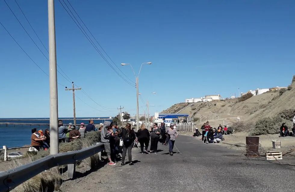La policía de Chubut realizó hoy la notificación formal de desalojo