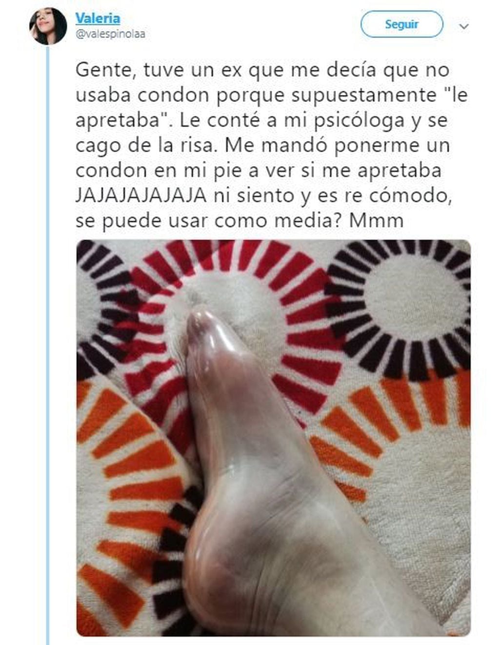 Una joven se puso un preservativo en el pie para generar conciencia y se volvió viral (Foto: captura Twitter/@valespinolaa)