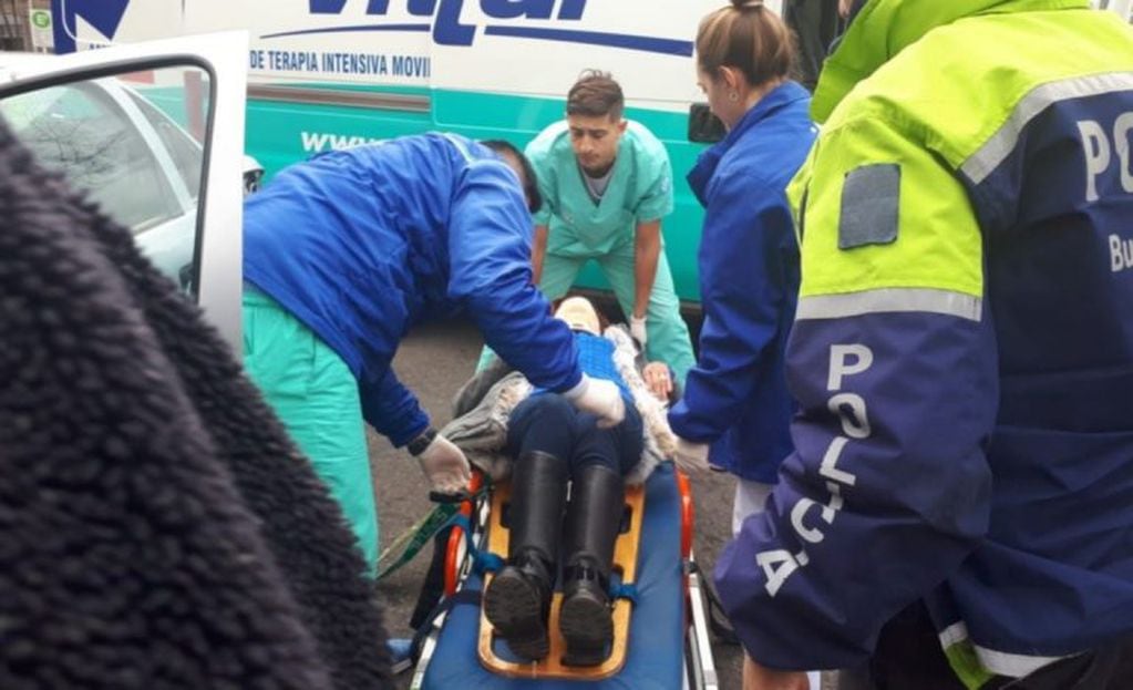 Una mujer resultó herida luego de que un colectivo chocara con un auto en Mar del Plata