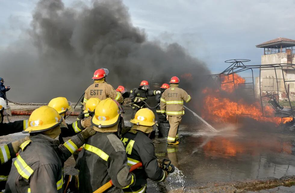 La Armada capacitó a bomberos de la Policía Federal Argentina en lucha contra incendios
