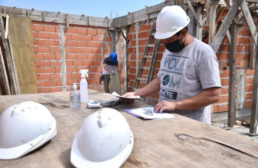 Tras la vuelta de la construcción privada, el intendente Julio Garro celebró la reactivación del sector al recorrer una obra en Altos de San Lorenzo (Municipalidad de La Plata)