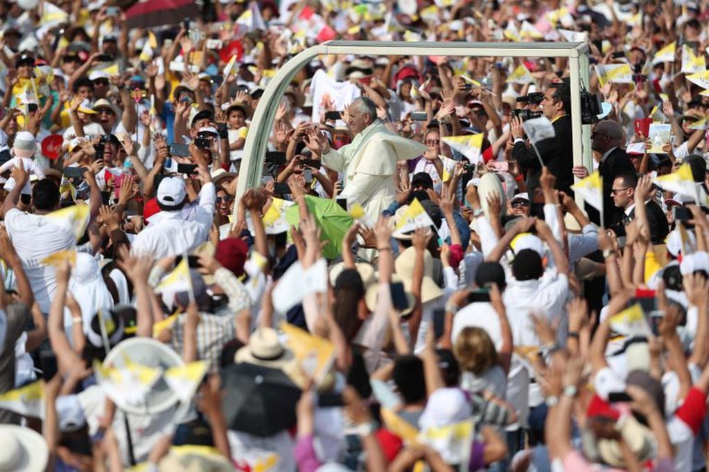 LIM215. LIMA (PERÚ), 21/01/2018. El papa Francisco llega a la base aérea de las Palmas para la última misa en territorio peruano hoy, domingo 21 de enero del 2018, en Lima (Perú). EFE/ Ernesto Arias