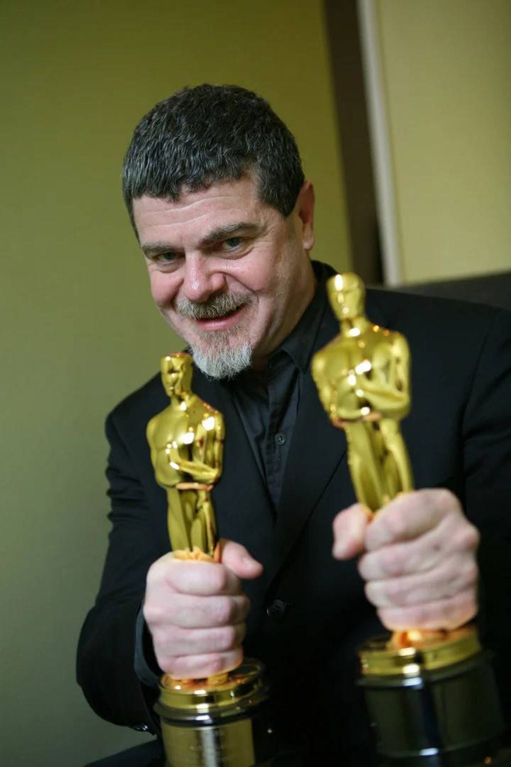 Gustavo Santaolalla con sus dos Premios Oscar.
