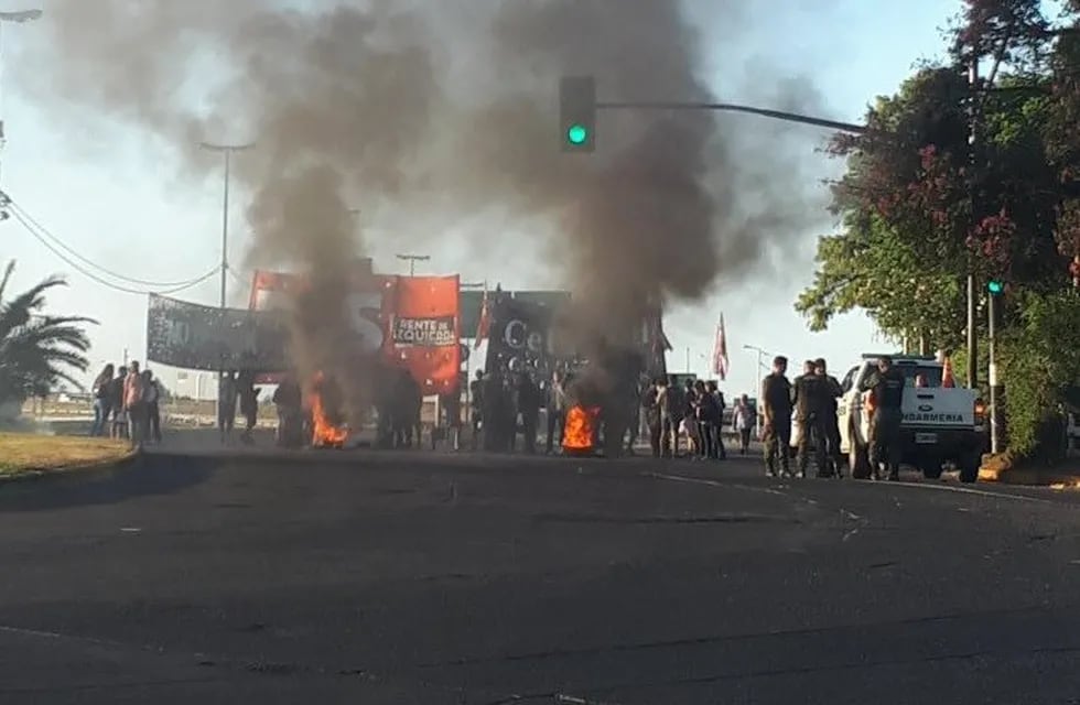 Movimientos de izquierda protestaban en el inicio de la autopista Rosario-Buenos Aires. (Twitter)