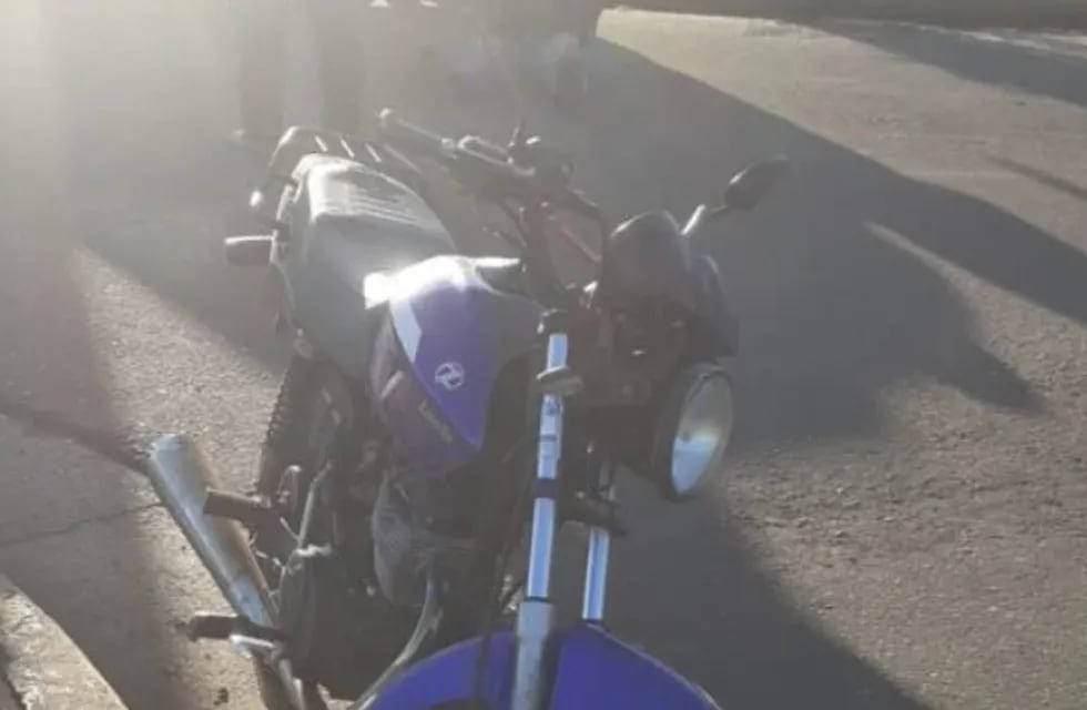 Una mujer fue hospitalizada tras despistar con su motocicleta en Posadas.