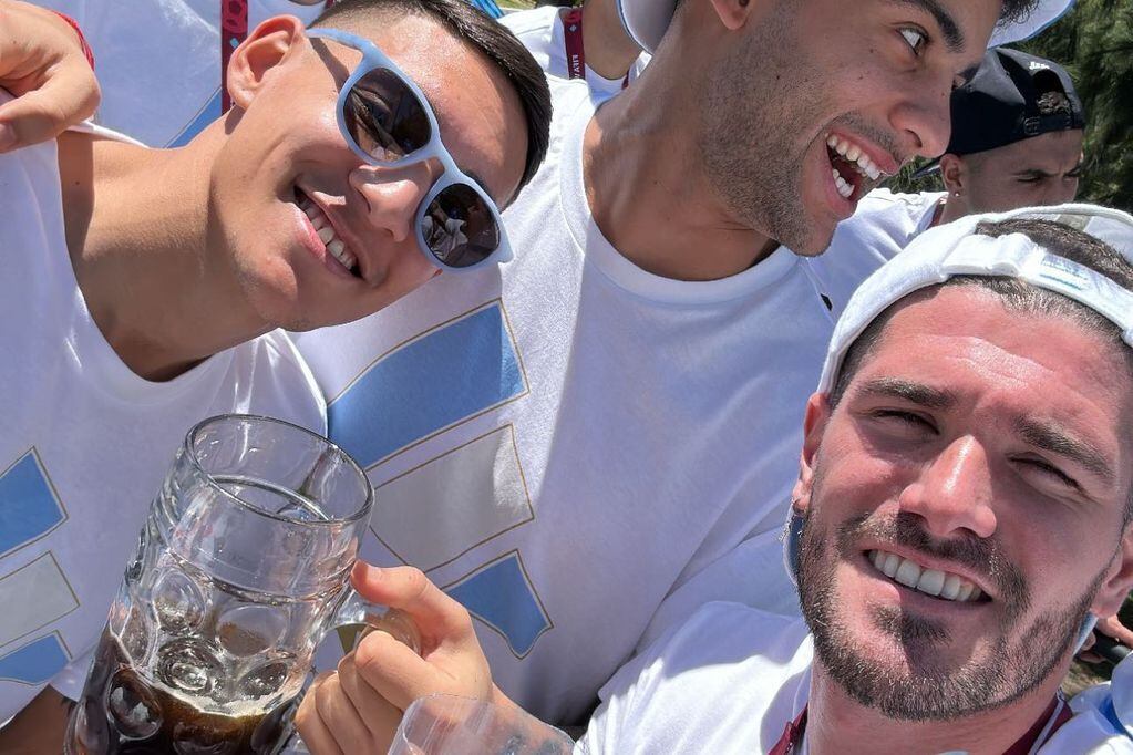 La selección argentina y la caravana de los campeones tiene a sus protagonistas disfrutando del encuentro con la gente. (Instagram Rodrigo De Paul)