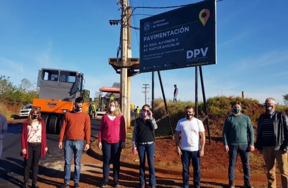 Herrera Ahuad dió inicio a la pavimentación de la avenida que une Capioví y Ruiz de Montoya