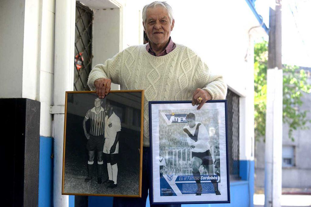 Daniel Willington, aquella foto del Talleres contra Pelé, y su etapa en Vélez, donde también brilló (José Gabriel Hernández / La Voz).