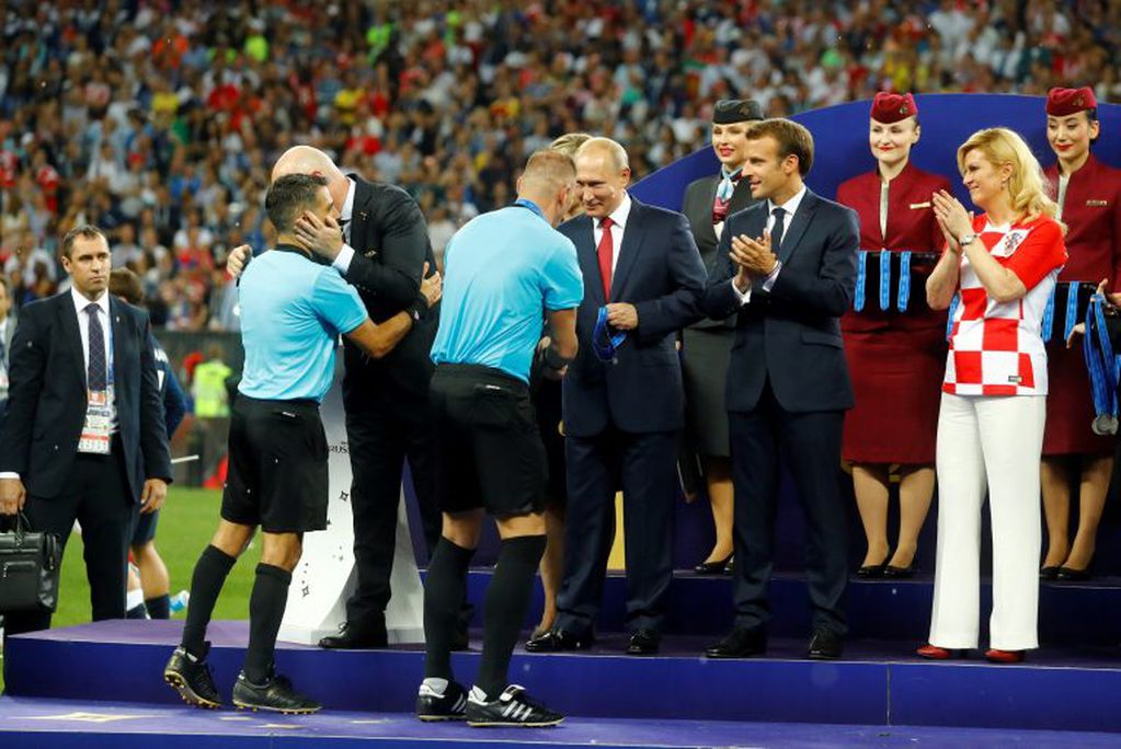 Pitana saluda al presidente ruso, Vladimir Putin, tras dirigir la final del Mundial de Rusia 2018. (Foto: AFP)