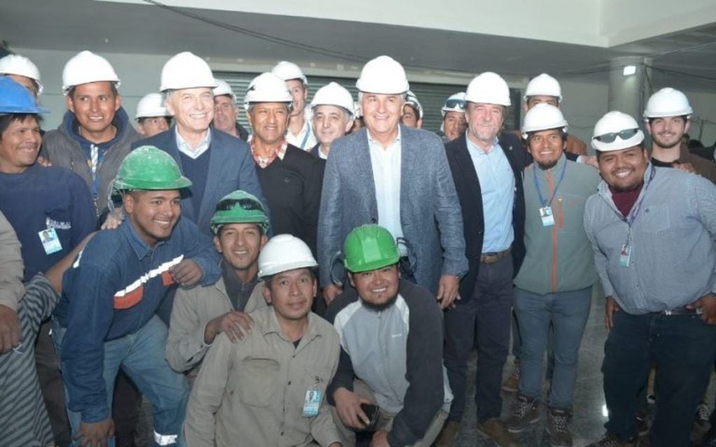 Los trabajadores de la empresa contratista, junto a Macri, Morales y Rizzotti, en un alto en la visita a las obras.