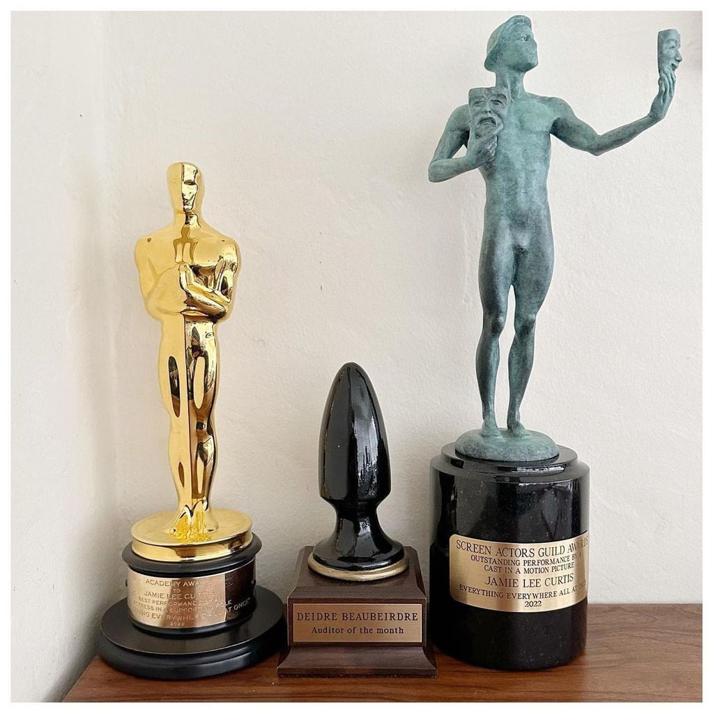 El Premio Oscar de Jamie Lee Curtis junto a un plug anal.