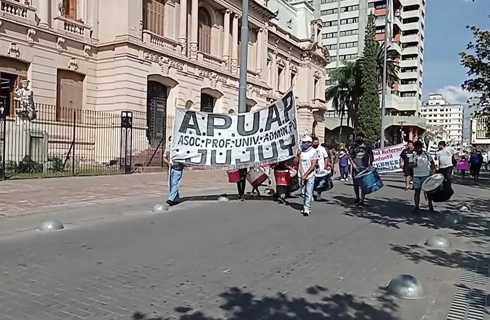 La protesta de APUAP pasó por la Casa de Gobierno.