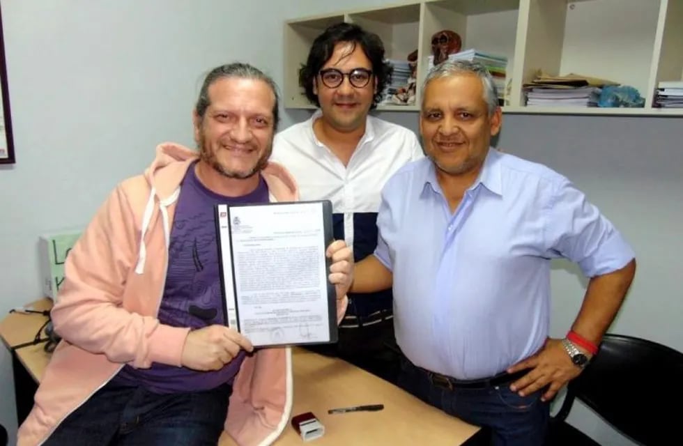 Darío\nSztajnszrajber junto al decano Dr. César Arrueta y el vicedecano, Lic. Ignacio\nFelipe Bejarano