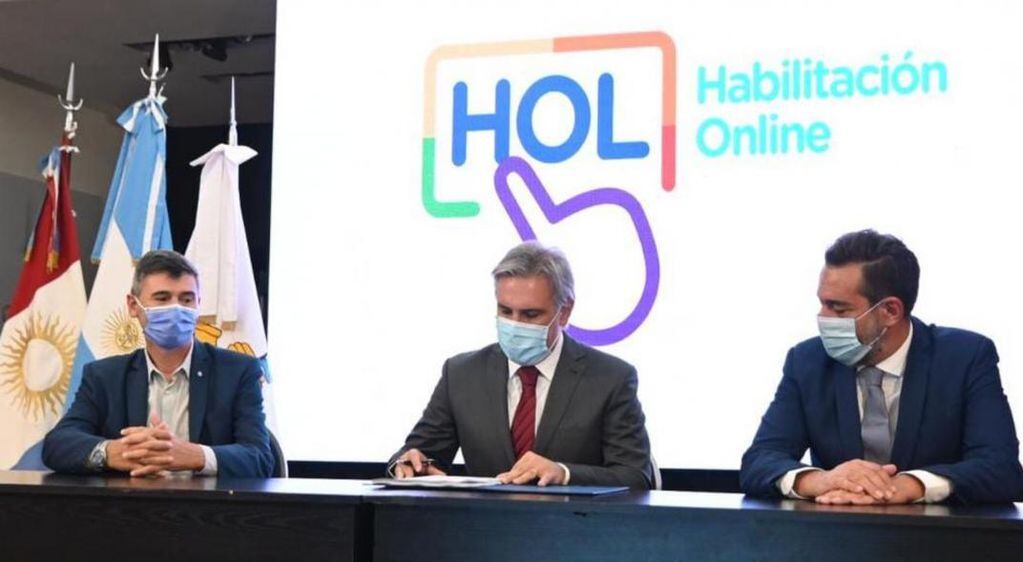 Llaryora, acompañado por Passerini y Siciliano, en la firma del proyecto de habilitaciones on line. (Prensa Municipalidad de Córdoba).