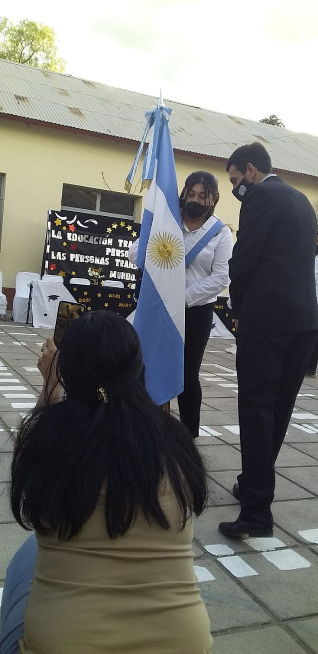 El momento en el que María recibía la bandera argentina. 