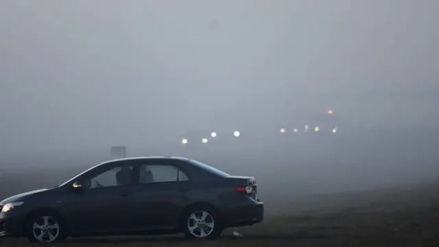 Niebla y humo en la Autopista Rosario-Buenos Aires