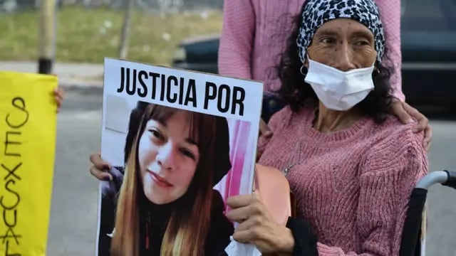 SATHYA. Nancy Monjes sostiene un cartel con el rostro de su hija en el comienzo del juicio por el abuso sexual seguido de muerte de Sathya por parte de su padre.
