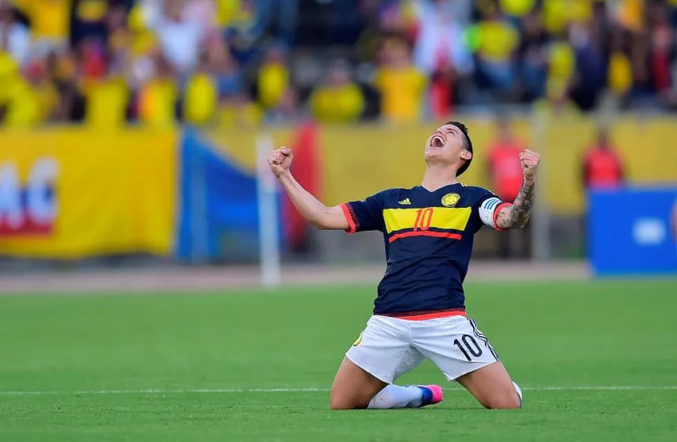 Colombia's midfielder James Rodriguez celebrates after winning 2-0 their 2018 FIFA World Cup qualifier football match against Ecuador in Quito on March 28, 2017. / AFP PHOTO / Rodrigo BUENDIA