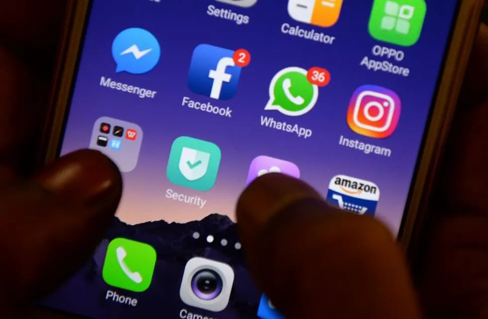 (FILES) This file photo taken on March 22, 2018 shows apps for WhatsApp, Facebook, Instagram and other social networks on a smartphone in Chennai.\r\nIndian police urged people on June 27 not to believe false rumours on WhatsApp after five fresh incidents of crazed mobs attacking people left one woman dead and a dozen hurt. / AFP PHOTO / ARUN SANKAR   noticias falsas que circulan por WhatsApp ya causaron tres muertes en India internet redes sociales
