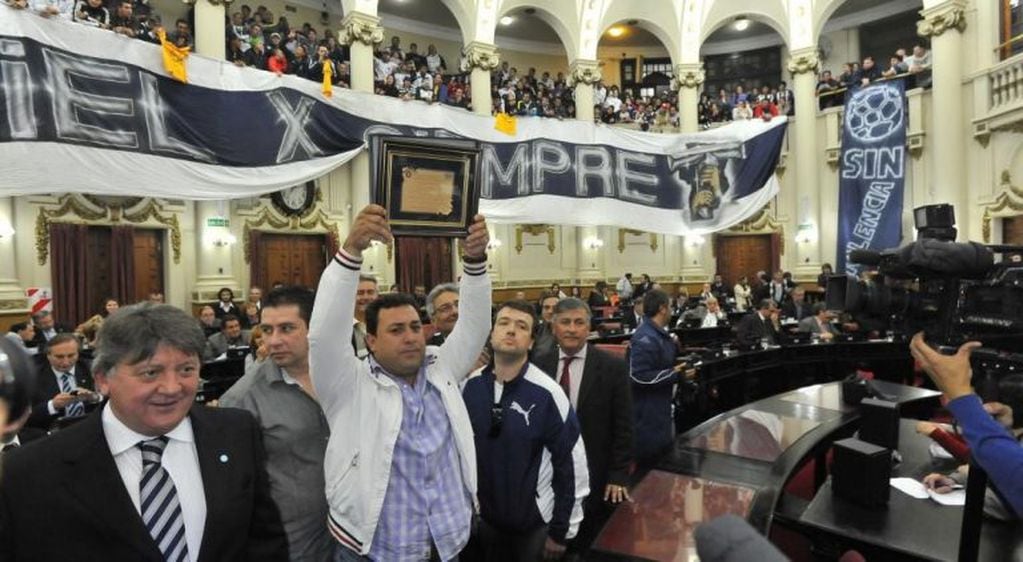El premio a Cáceres en la Legislatura.